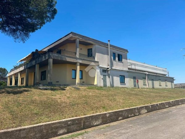 locale commerciale in vendita ad Aprilia in zona Riserva Nuova