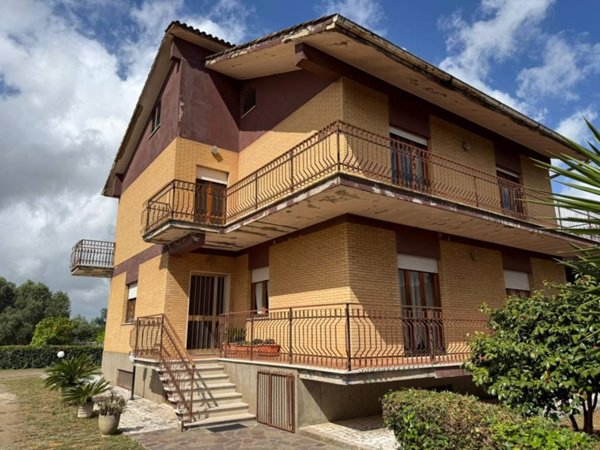 casa indipendente in vendita ad Aprilia in zona Fossignano