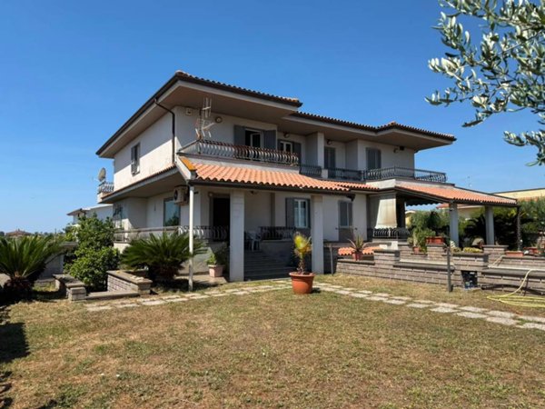 casa indipendente in vendita ad Aprilia in zona Fossignano
