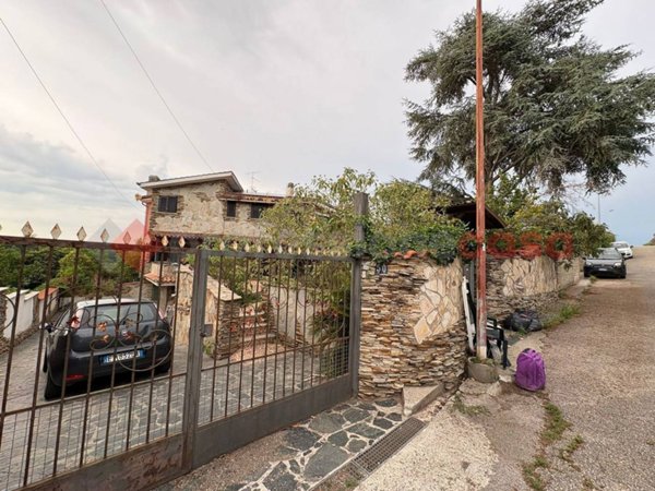 casa indipendente in vendita ad Aprilia in zona Casalazzara