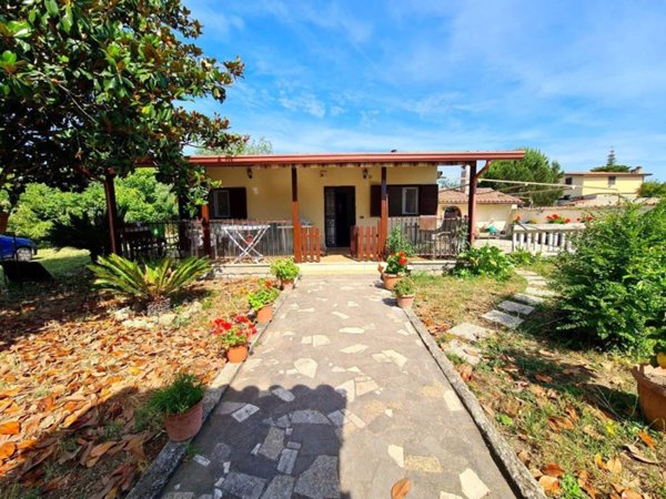 casa indipendente in vendita ad Aprilia in zona Campo di Carne
