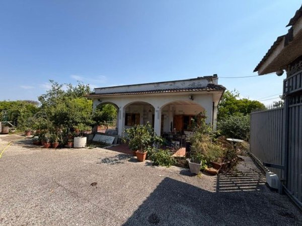 casa indipendente in vendita ad Aprilia in zona Fossignano