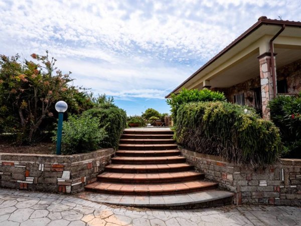 casa indipendente in vendita ad Aprilia in zona Fossignano