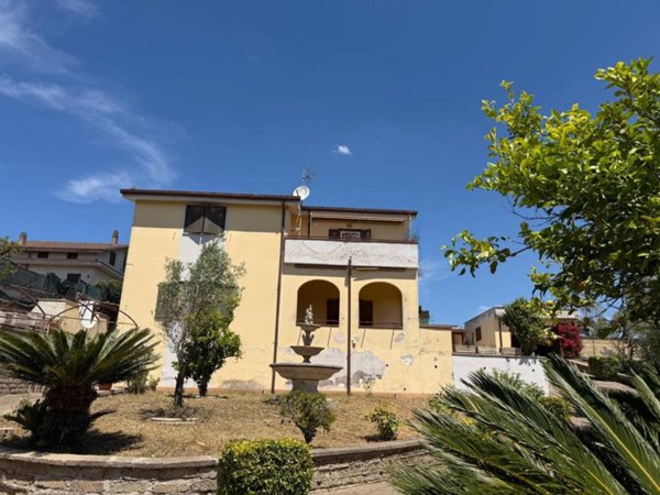 casa indipendente in vendita ad Aprilia in zona Fossignano