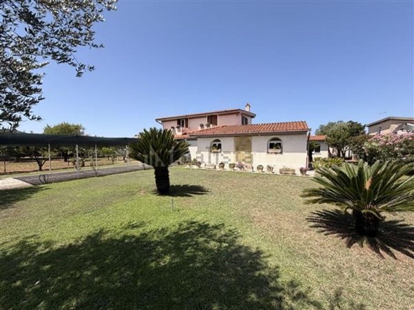 casa indipendente in vendita ad Aprilia in zona Cogna