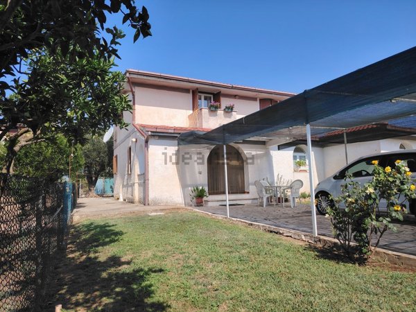 casa indipendente in vendita ad Aprilia in zona Cogna