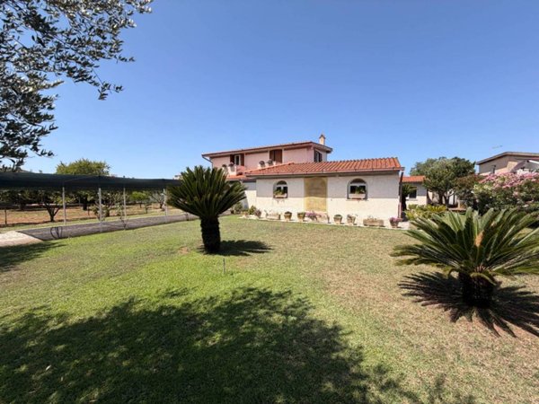 casa indipendente in vendita ad Aprilia in zona Cogna