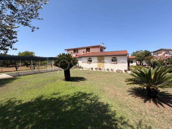 casa indipendente in vendita ad Aprilia in zona Cogna