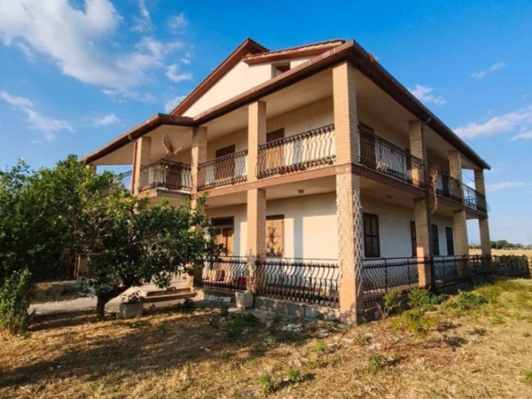 casa indipendente in vendita ad Aprilia in zona Cogna