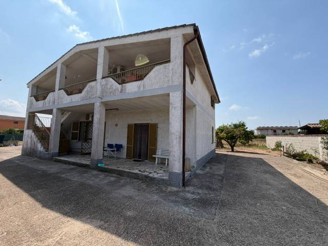 casa indipendente in vendita ad Aprilia in zona Campo di Carne