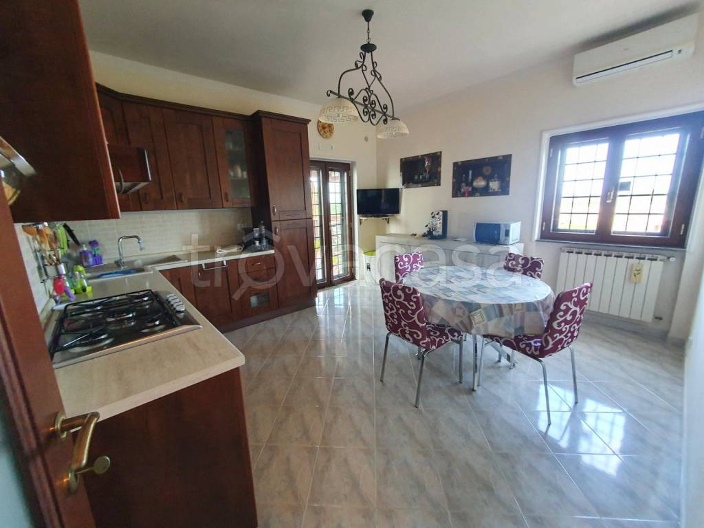 appartamento in vendita ad Aprilia in zona Cogna