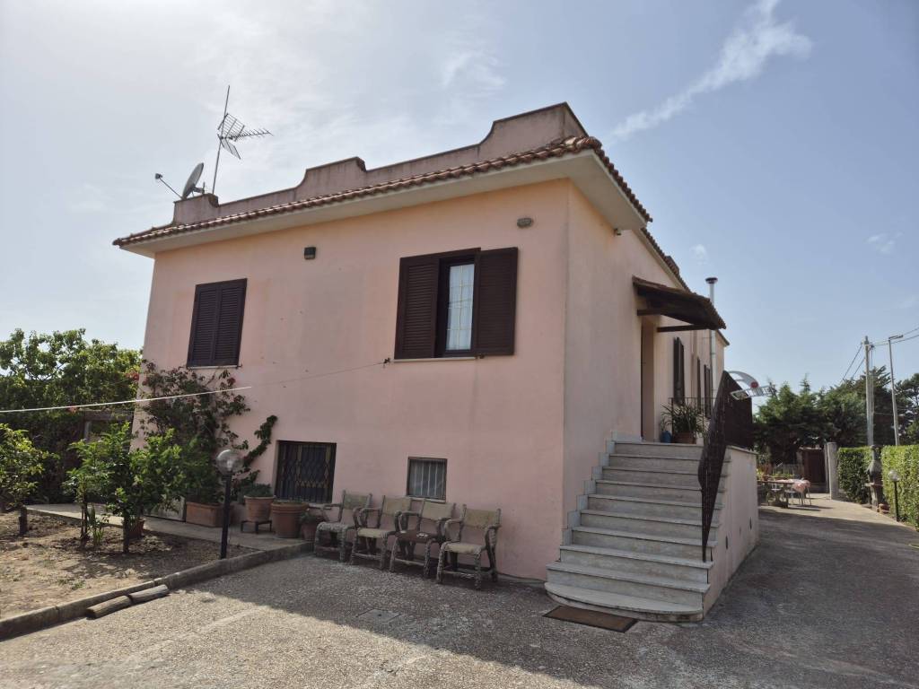 casa indipendente in vendita ad Aprilia in zona Cogna