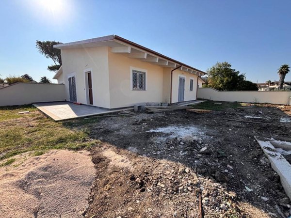 casa indipendente in vendita ad Aprilia in zona Fossignano