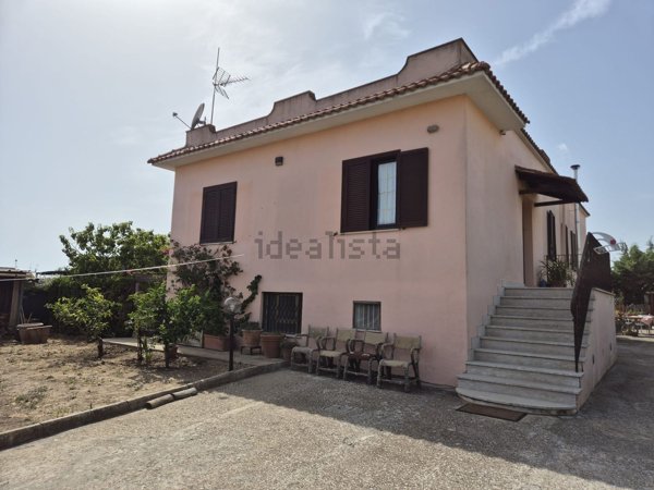 casa indipendente in vendita ad Aprilia in zona Cogna