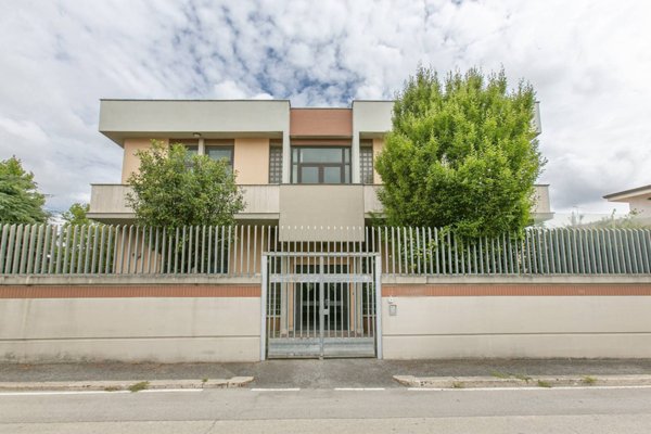 locale commerciale in vendita ad Aprilia