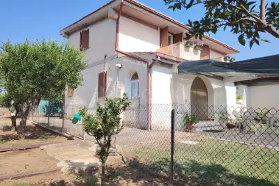 casa indipendente in vendita ad Aprilia in zona Cogna