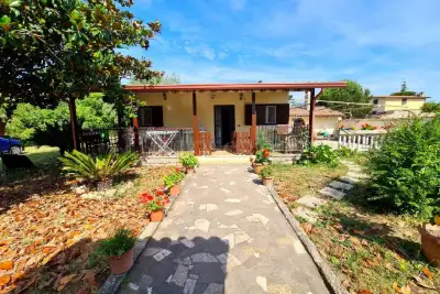 casa indipendente in vendita ad Aprilia in zona Campo di Carne