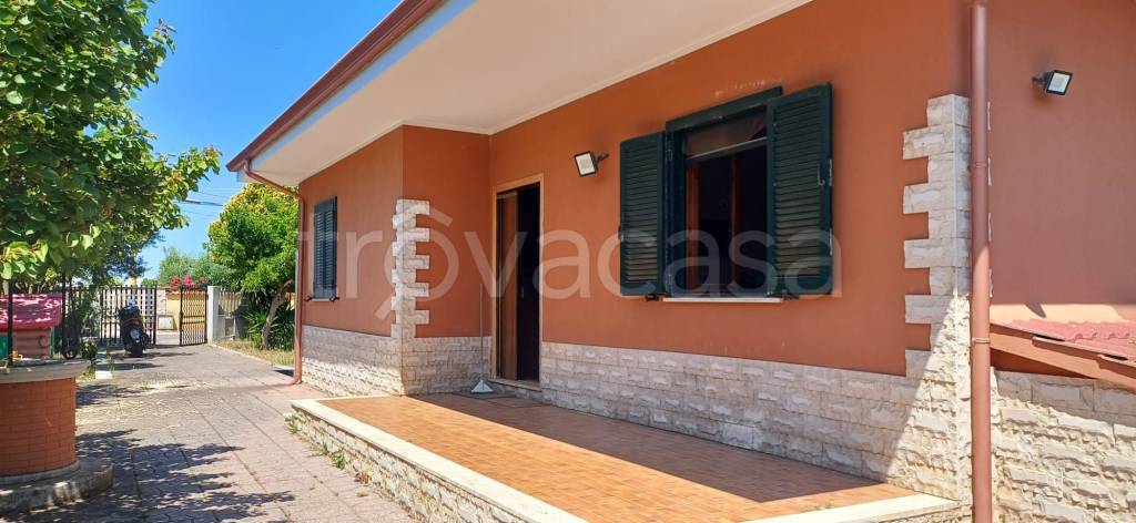 casa indipendente in vendita ad Aprilia in zona Campo di Carne