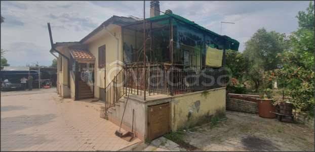 casa indipendente in vendita ad Aprilia in zona Fossignano