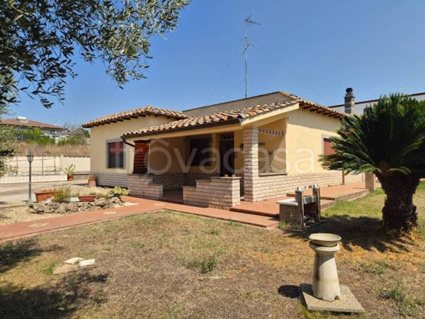 casa indipendente in vendita ad Aprilia in zona Fossignano