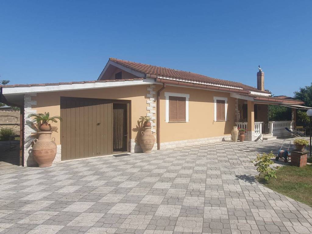 casa indipendente in vendita ad Aprilia in zona Campo di Carne