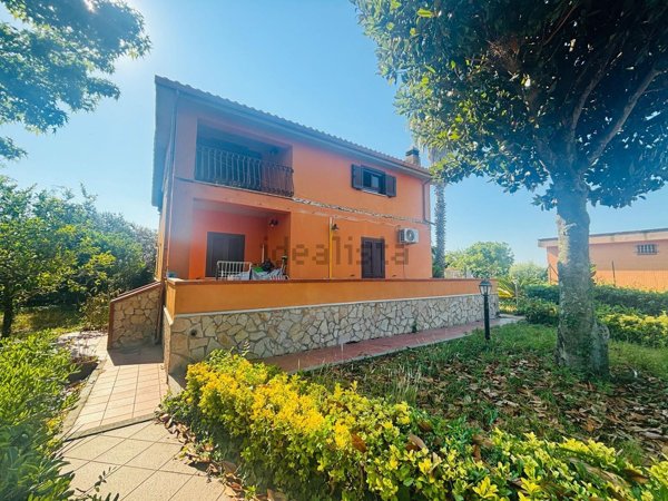 casa indipendente in vendita ad Aprilia in zona Cogna