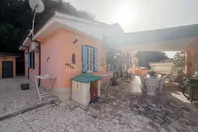 casa indipendente in vendita ad Aprilia in zona Fossignano