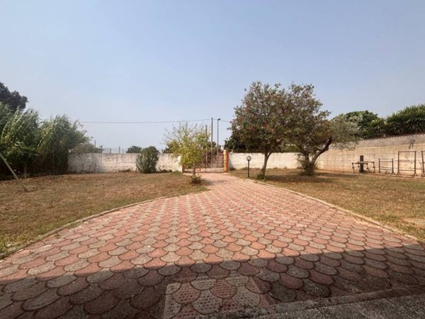 casa indipendente in vendita ad Aprilia in zona Cogna