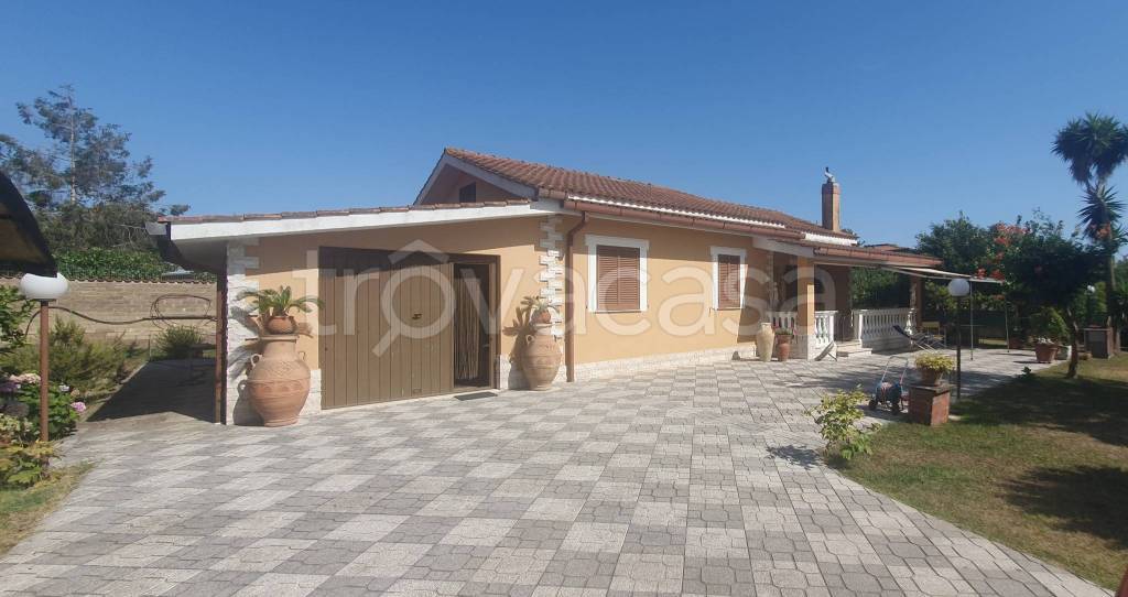 casa indipendente in vendita ad Aprilia in zona Campo di Carne