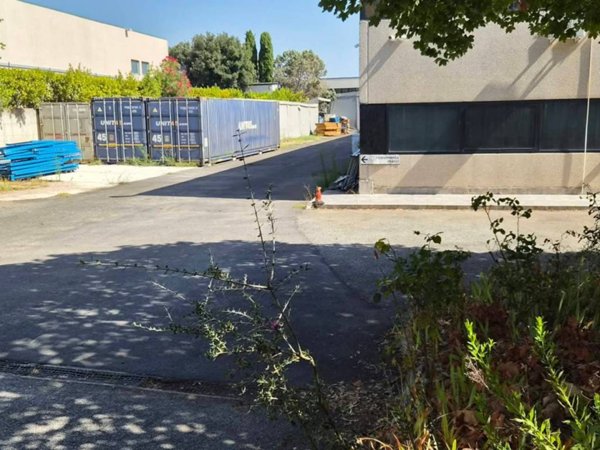 locale commerciale in vendita ad Aprilia
