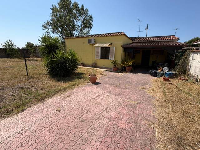 casa indipendente in vendita ad Aprilia in zona Genio Civile