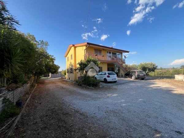 appartamento in vendita ad Aprilia in zona Casalazzara