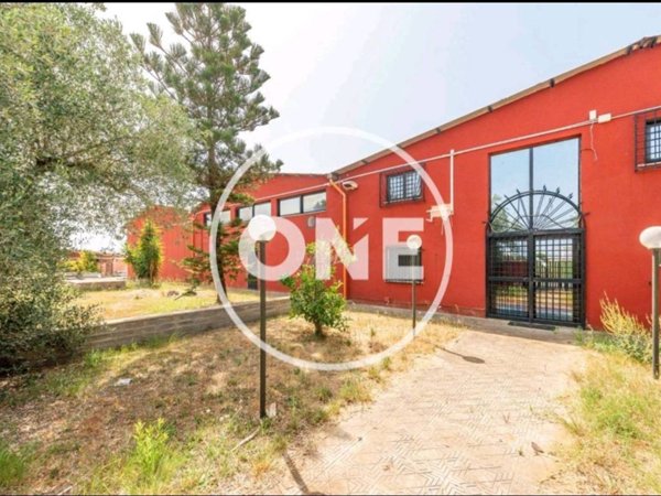locale commerciale in vendita ad Aprilia in zona Campo di Carne