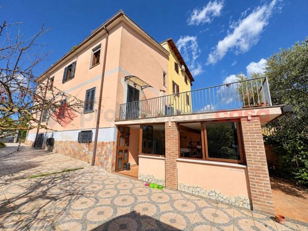 casa indipendente in vendita ad Aprilia in zona Leda