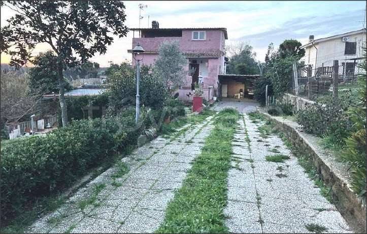casa indipendente in vendita ad Aprilia in zona Cogna