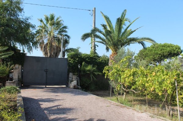 casa indipendente in vendita ad Aprilia in zona Cogna