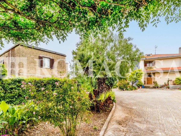 casa indipendente in vendita ad Aprilia in zona Casalazzara