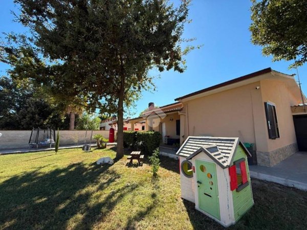 casa indipendente in vendita ad Aprilia in zona Genio Civile
