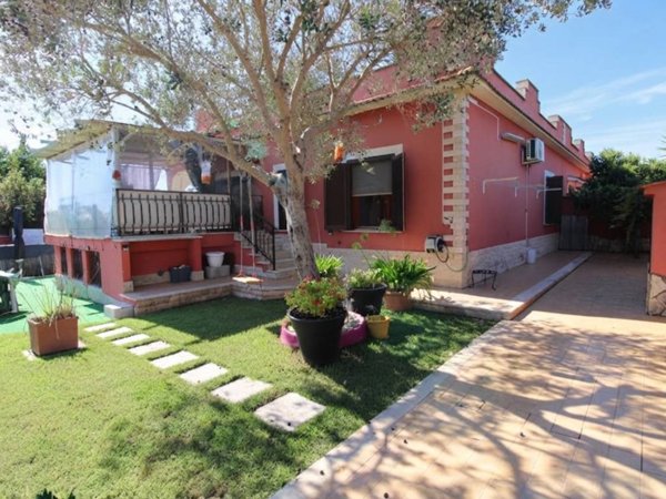 casa indipendente in vendita ad Aprilia in zona Cogna