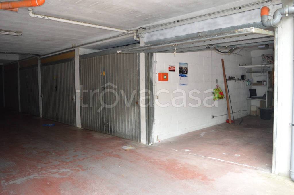 box auto in vendita ad Aprilia