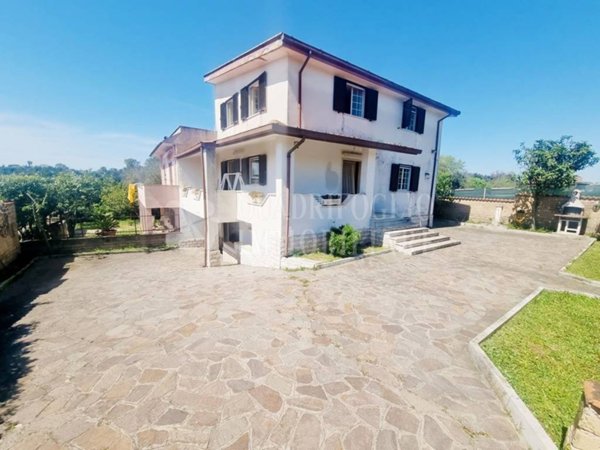 casa indipendente in vendita ad Aprilia in zona Fossignano