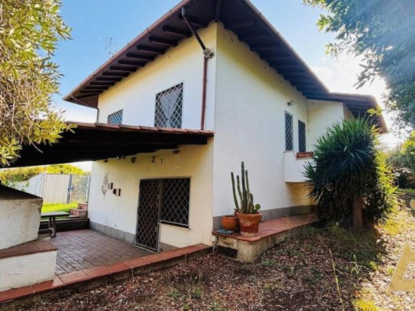 casa indipendente in vendita ad Aprilia in zona Cogna