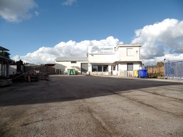 locale commerciale in vendita ad Aprilia