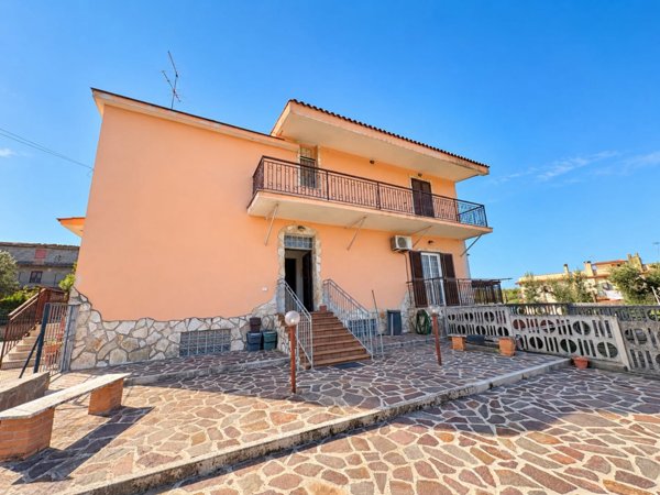 casa indipendente in vendita ad Aprilia in zona Casalazzara