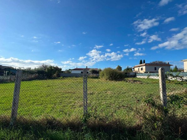 terreno in vendita ad Aprilia in zona Fossignano