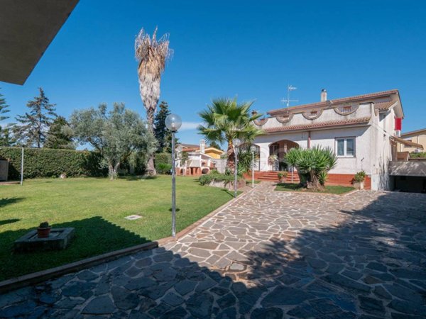 casa indipendente in vendita ad Aprilia in zona Cogna