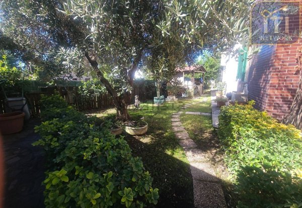 casa indipendente in vendita ad Aprilia in zona Fossignano