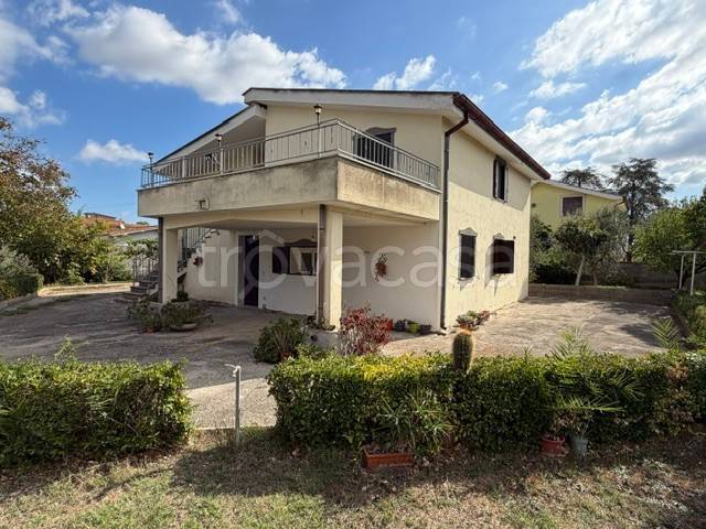 casa indipendente in vendita ad Aprilia in zona Campoverde