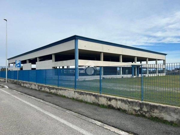 locale commerciale in vendita ad Aprilia