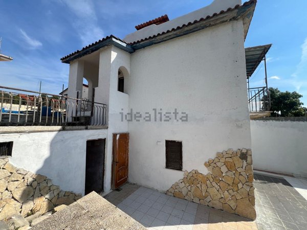 casa indipendente in vendita ad Aprilia in zona Cogna